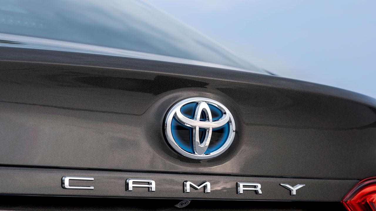 Toyota Camry - Logo und Schriftzug