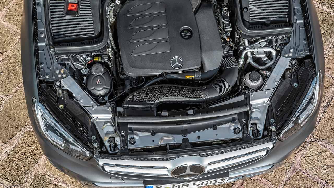 Mercedes-Benz GLC SUV - offene Motorhaube