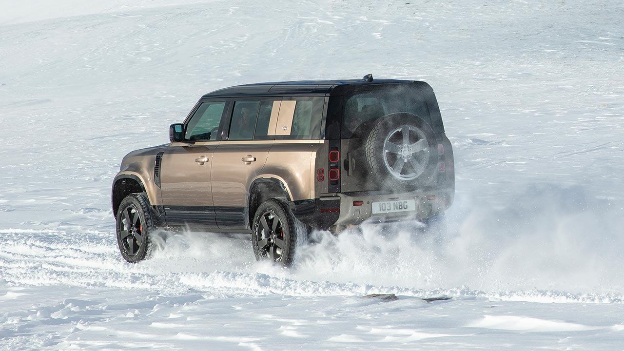 Land Rover Defender P400 - durch den Schnee