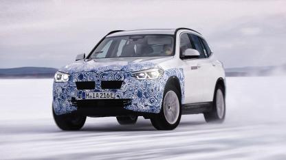 BMW iX3 - in voller Fahrt