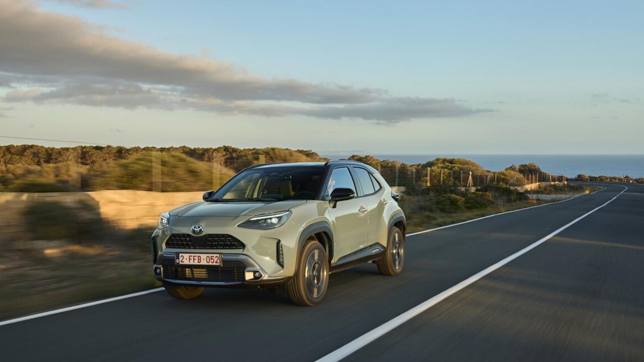 Toyota Yaris Cross - Front- und Seitenansicht in voller Fahrt