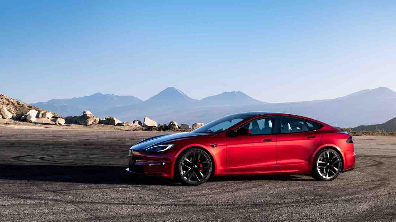 Tesla Model S Plaid - Seitenansicht rot