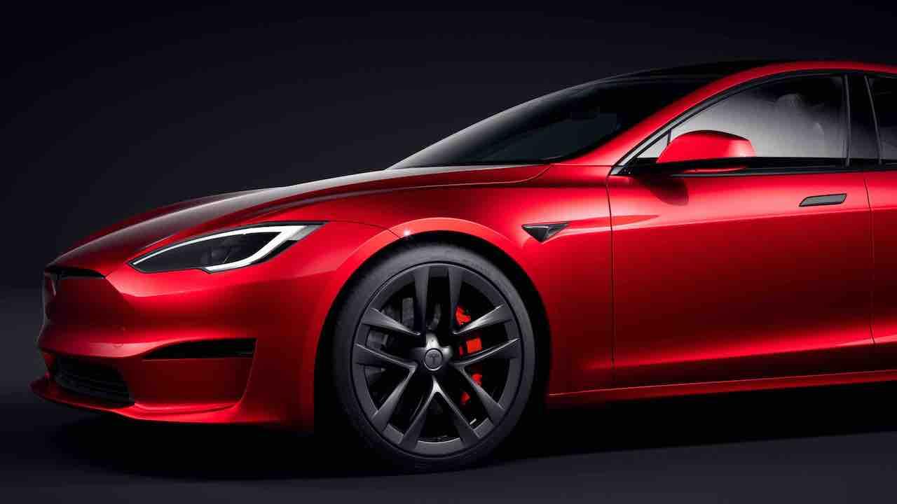 Tesla Model S Plaid - Seitenansicht zur Hälfte rot 