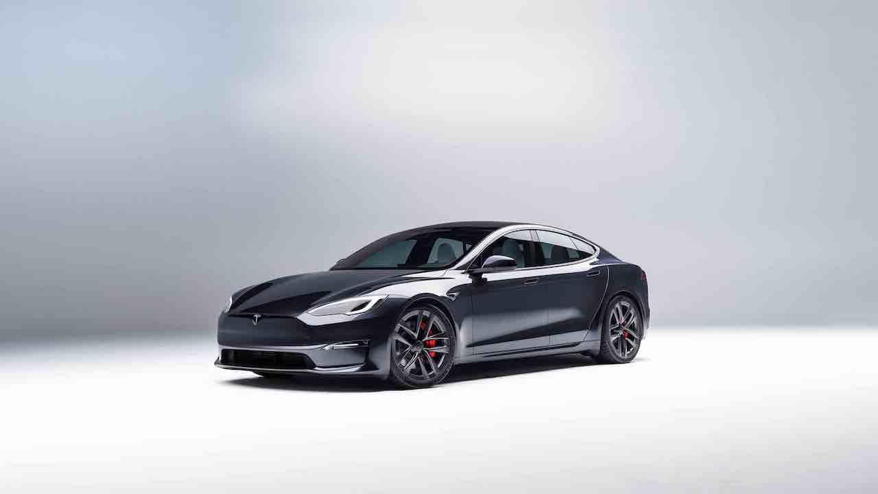 Tesla Model S Plaid - Front- und Seitenansicht schwarz stehend