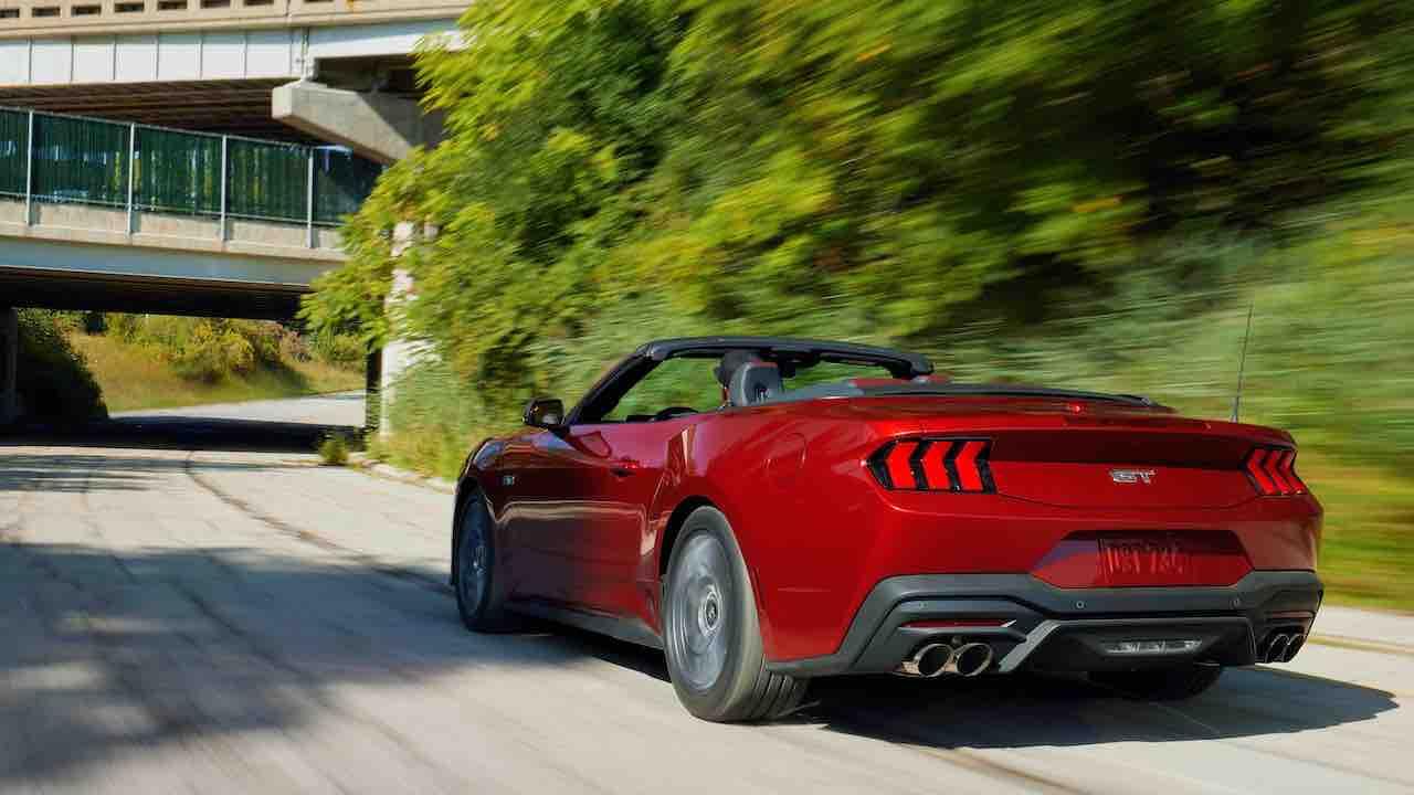 Ford Mustang GT Premium Convertible - Heckansicht auf Straße