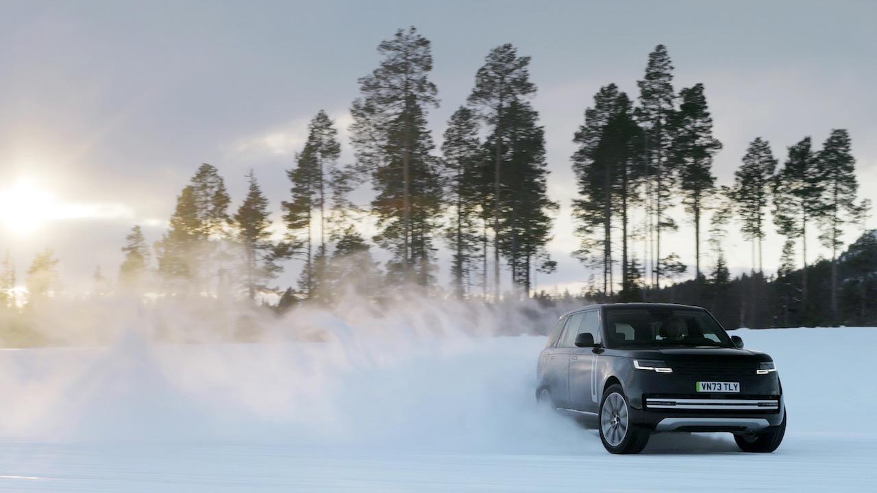 Range Rover Electric - Front- und Seitenansicht im Schnee