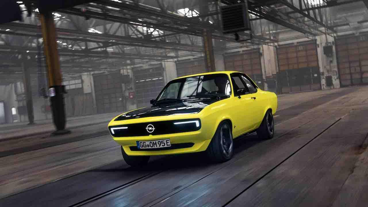 Opel Manta GSe ElektroMOD - Front- und Seitenansicht Halle