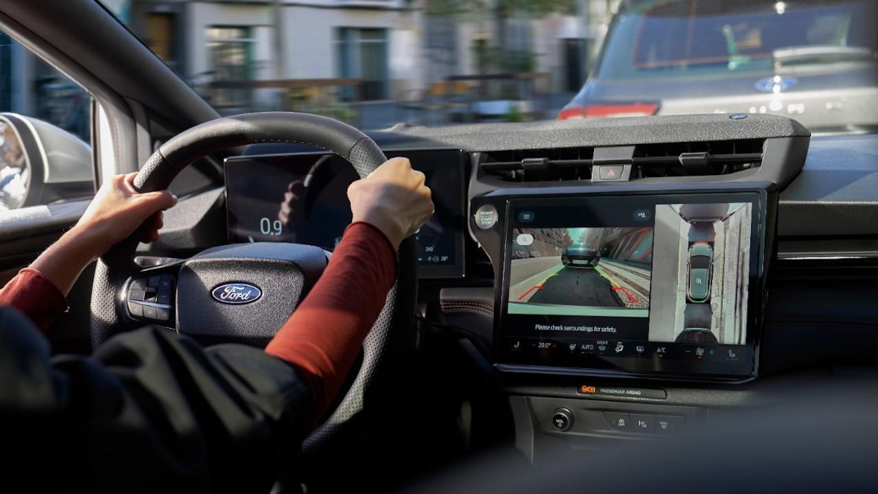 Ford Puma - Cockpit mit Frau am Lenkrad