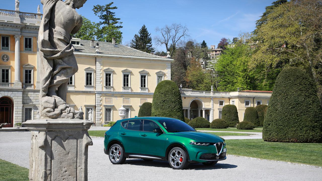 Alfa Romeo Tonale - Front- und Seitenansicht im schönen Ambiente