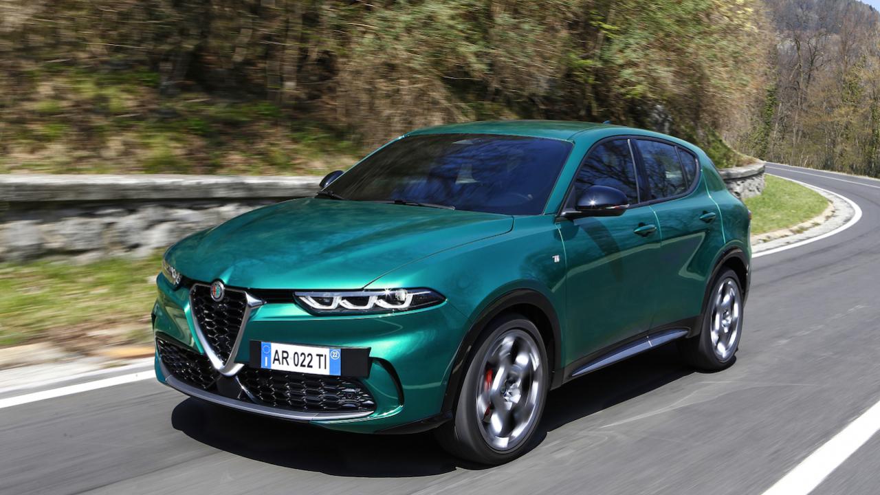 Alfa Romeo Tonale - Front- und Seitenansicht auf der Straße