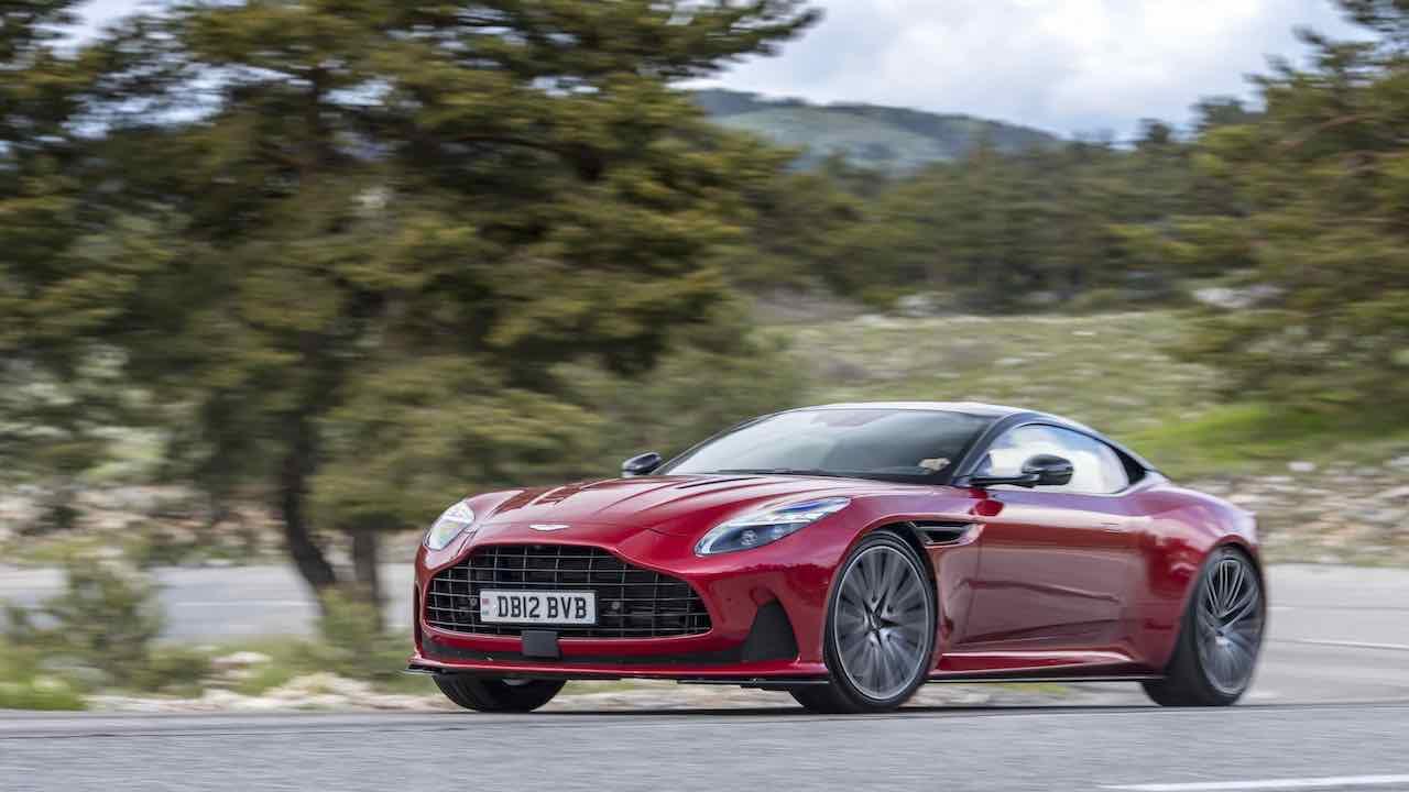 Aston Martin DB12 - Front- und Seitenansicht auf Straße