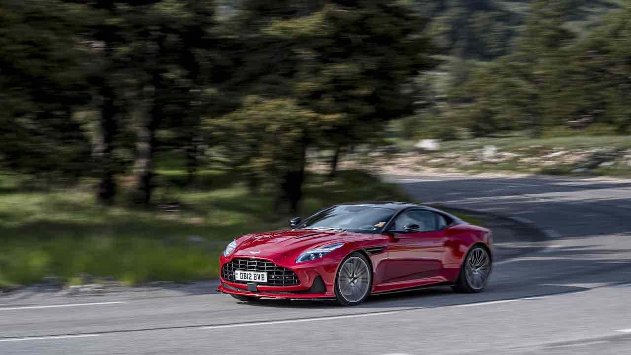 Aston Martin DB12 - Front- und Seitenansicht auf Bergstraße