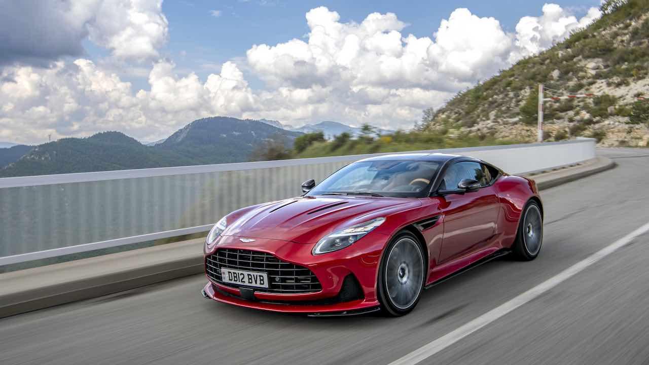 Aston Martin DB12 - Front- und Seitenansicht in voller Fahrt