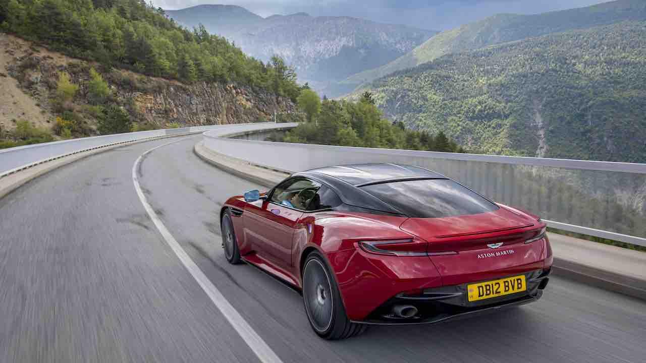 Aston Martin DB12 - Heck- und Seitenansicht auf Bergstraße