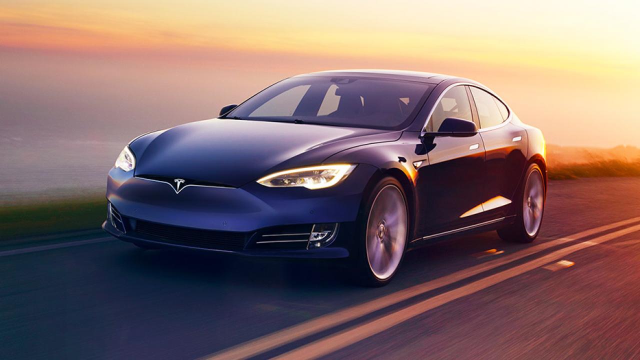 Tesla Model S - in voller Fahrt