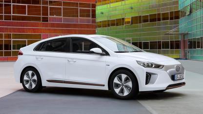 Hyundai Ioniq Elektro - Seitenansicht am Hof