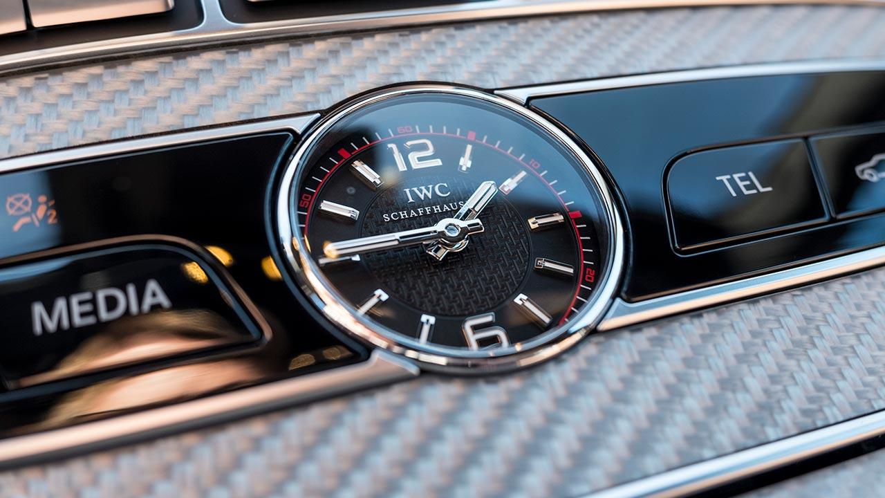 Mercedes-Benz E-Klasse Limousine - Uhr auf dem Armaturenbrett